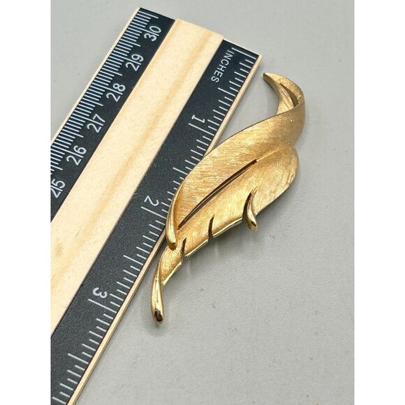 Trifari Vintage Gold Tone Feather Brooch Pin Leaf Textured Midcentury Design - Picture 6 of 6